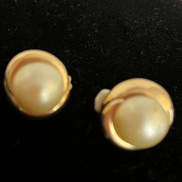 Vintage CINER Pearl Clip On Earrings Goldtone Signed Large Pearl Swirl Old Money - Picture 1 of 13